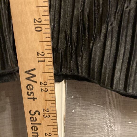 Crinkle Mock Neck Silky Crop Sleeveless Top - Picture 5 of 7